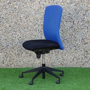 Cadira blau i negre