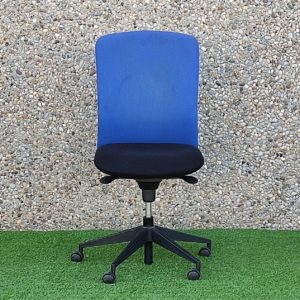 Cadira blau i negre