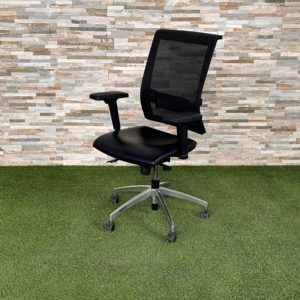 Cadira Luyando System negre amb seient de cuir